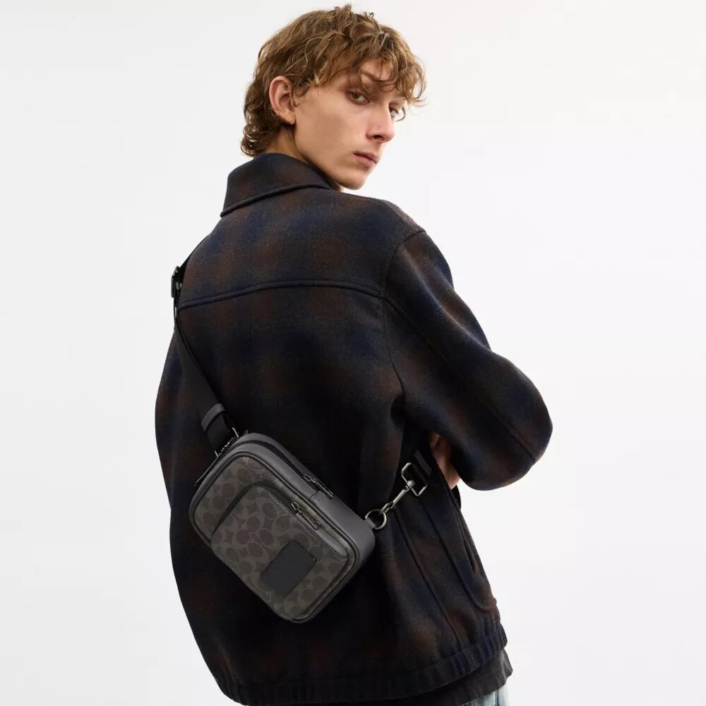 Racer Sling Pack i Signature Canvas