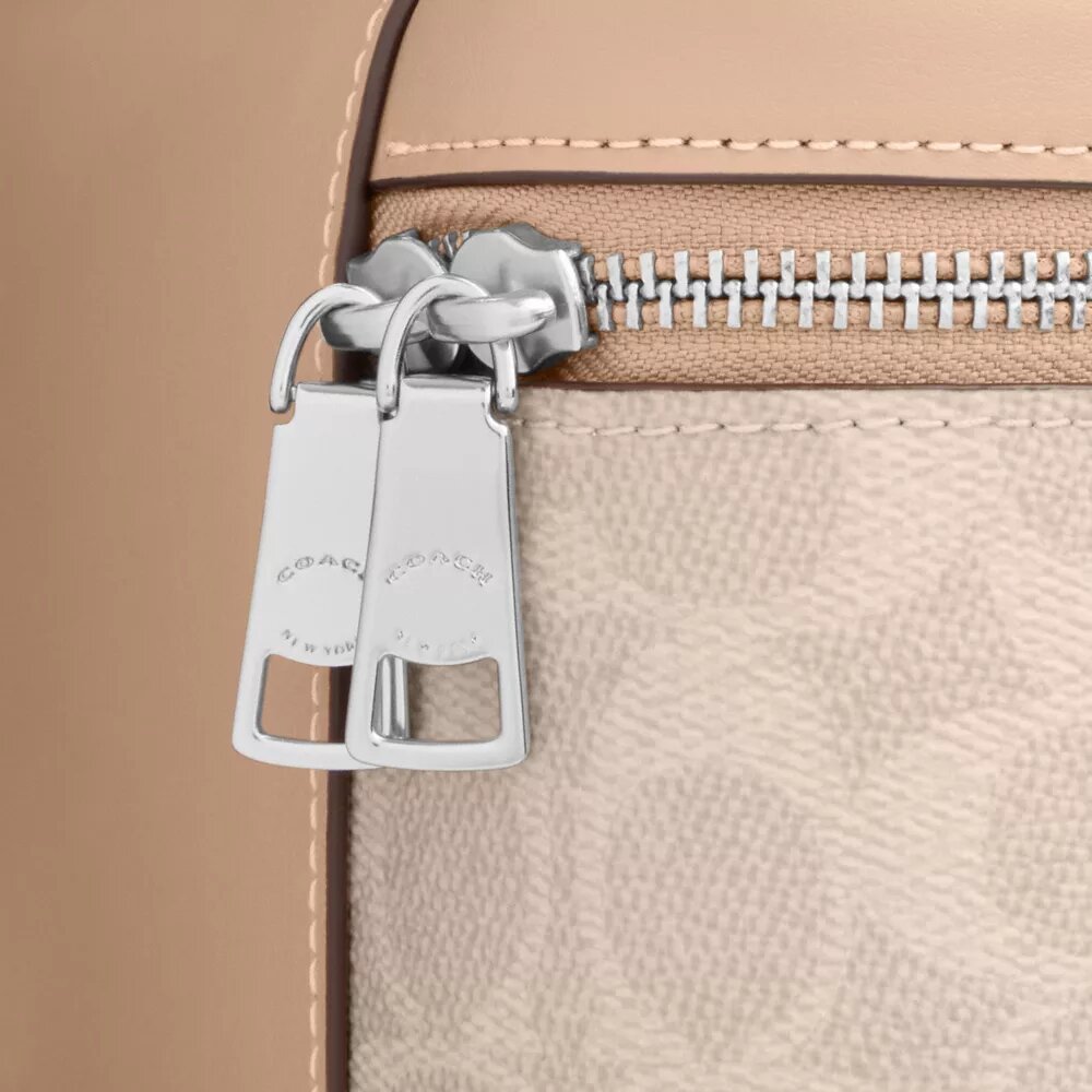 Rainer crossbody-väska 18 i Signature Canvas