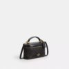 Rainer crossbody-väska 18 i Signature Canvas