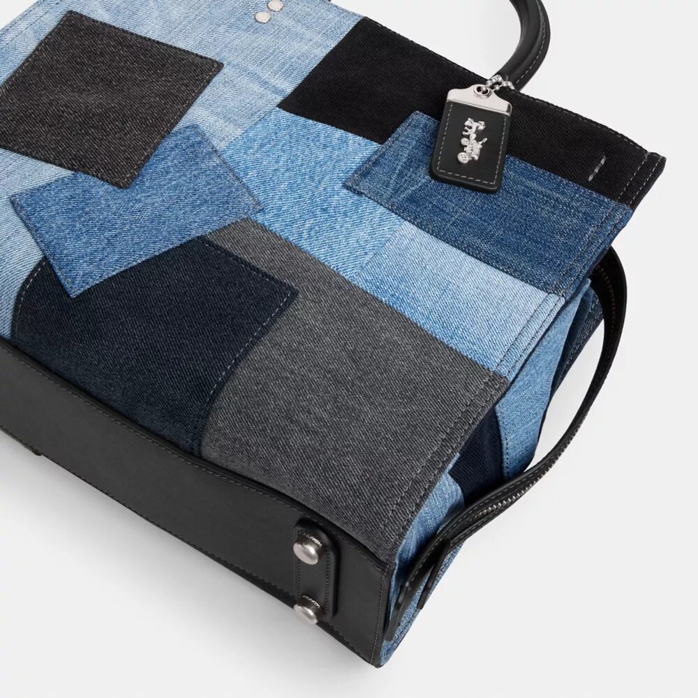 Rogue-väskor med lappverk av återanvänt denim