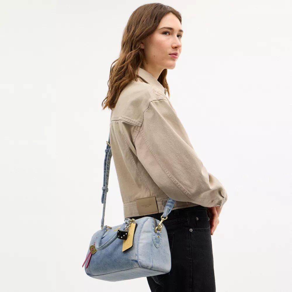 Rowan-skolväska i Loved Denim med smycken