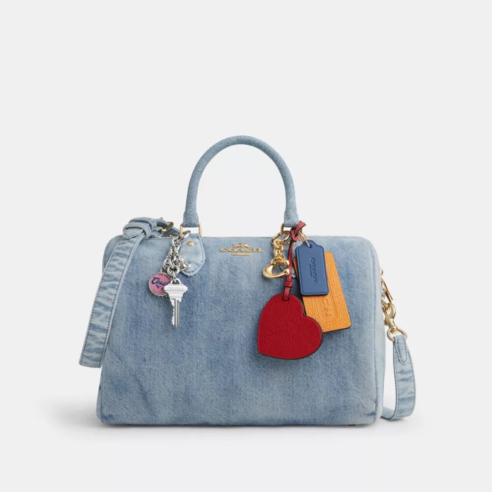 Rowan stor axelväska i sliten denim med väsksmycken