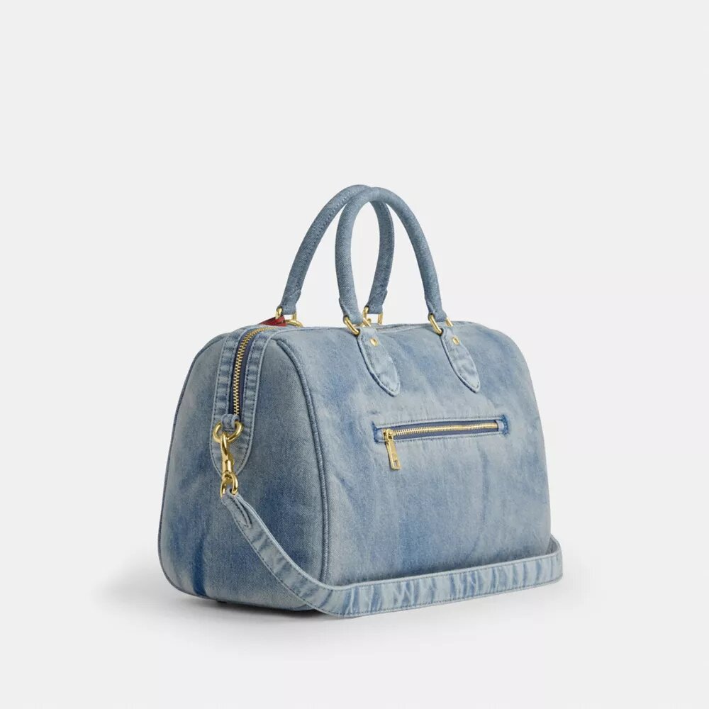 Rowan stor axelväska i sliten denim med väsksmycken