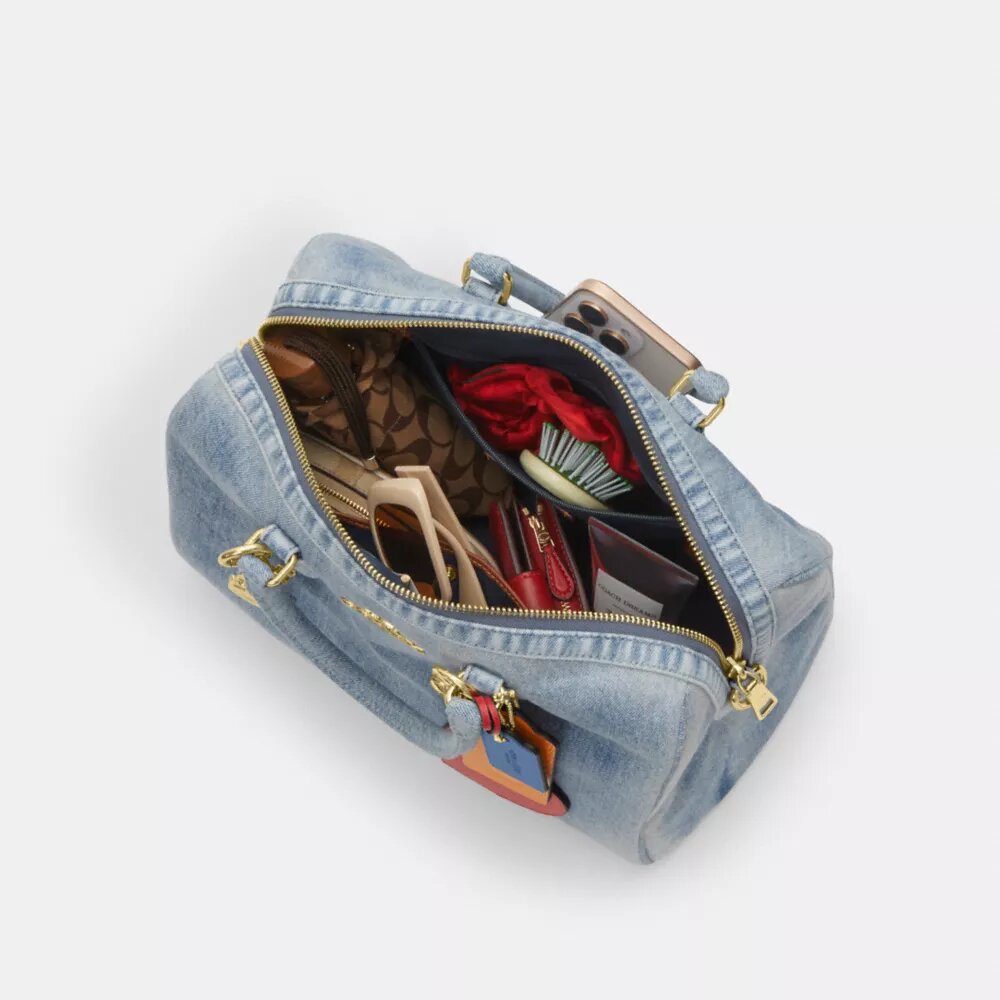 Rowan stor axelväska i sliten denim med väsksmycken