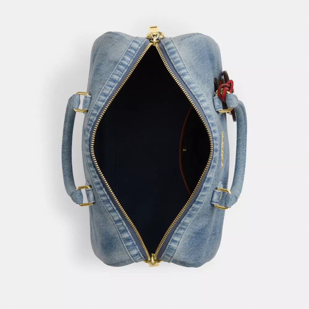 Rowan stor axelväska i sliten denim med väsksmycken