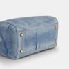 Rowan stor axelväska i sliten denim med väsksmycken
