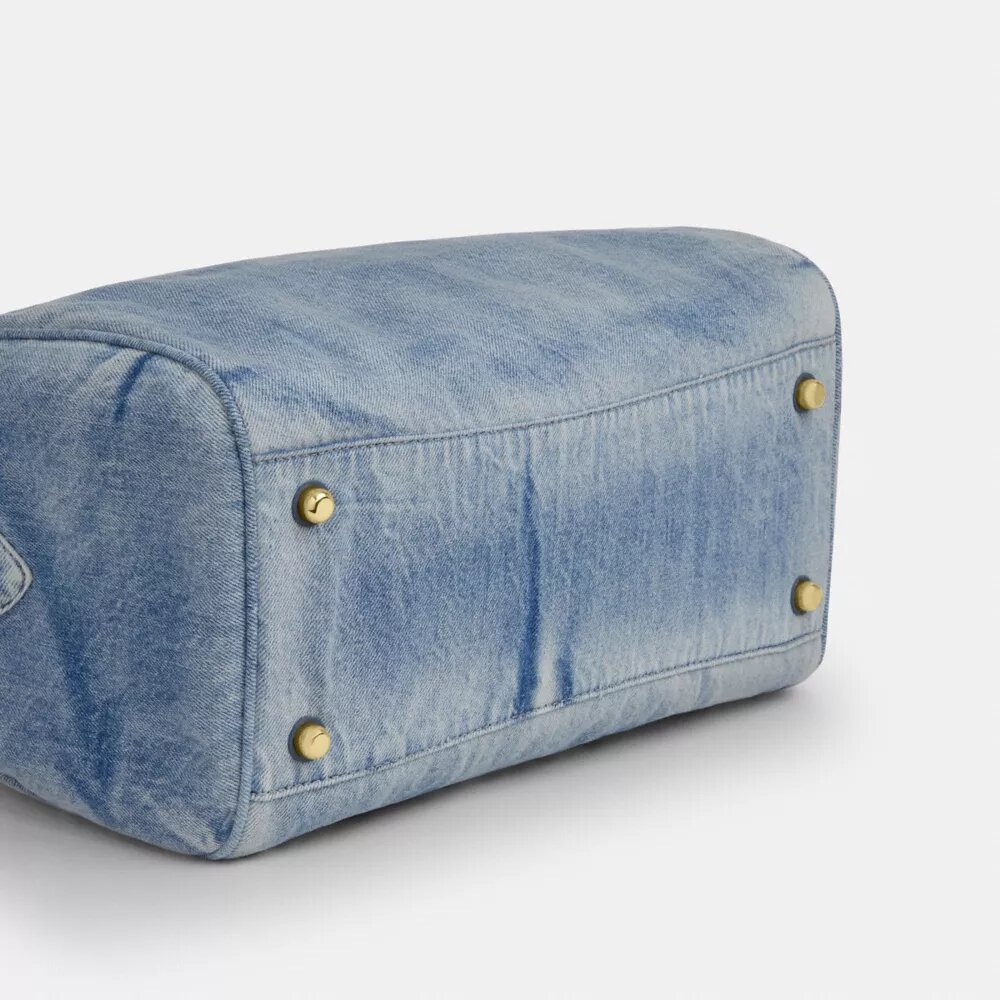 Rowan stor axelväska i sliten denim med väsksmycken