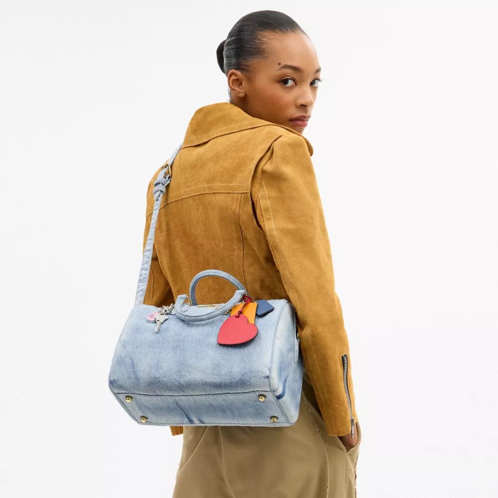 Rowan stor axelväska i sliten denim med väsksmycken