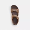 Sandaler med dubbla remmar i signaturdesign