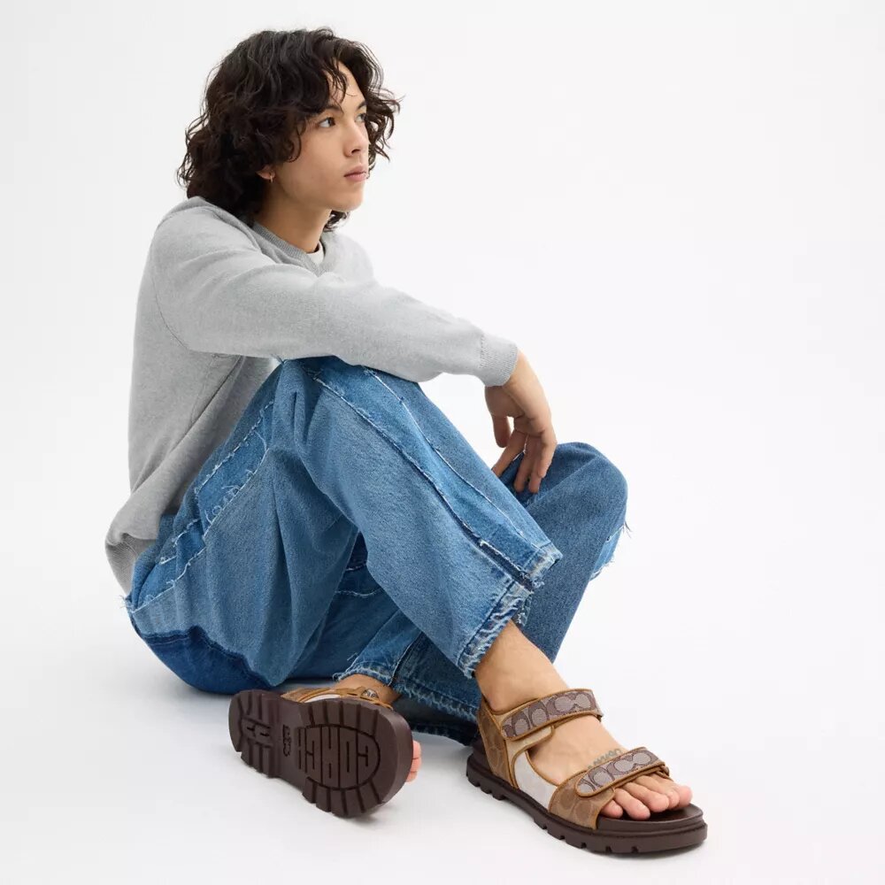 Sandaler med dubbla remmar i signaturdesign