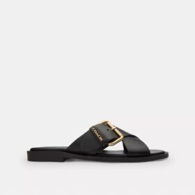 Sandaler med korsade remmar och spänne