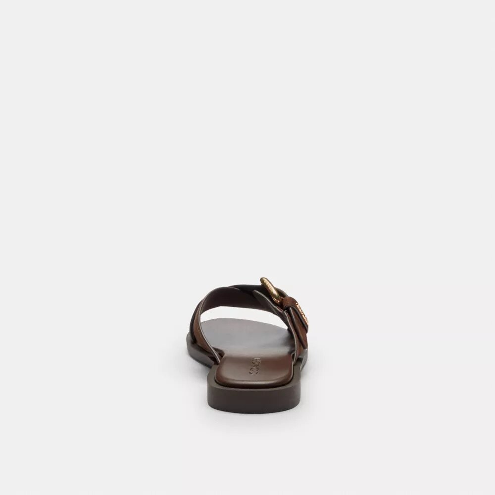 Sandaler med korsade remmar och spänne