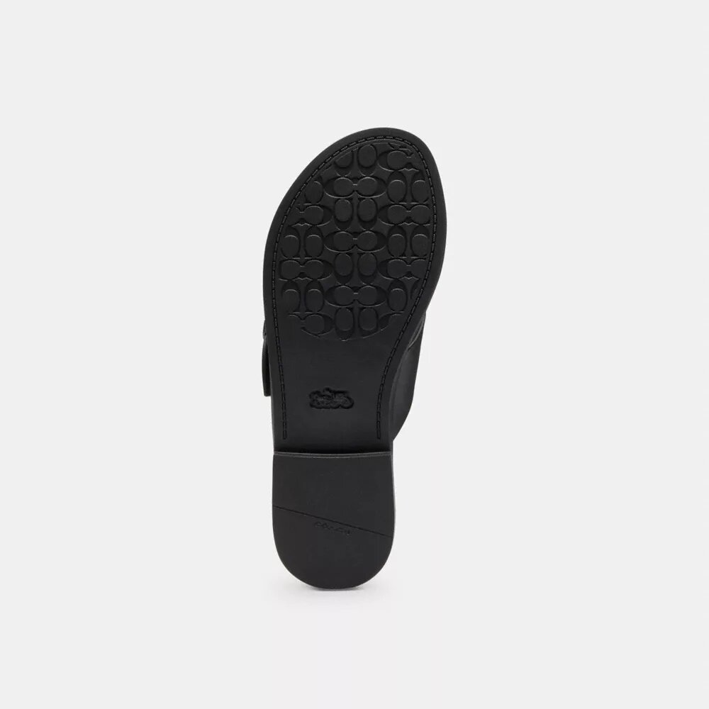 Sandaler med korsade remmar och spänne