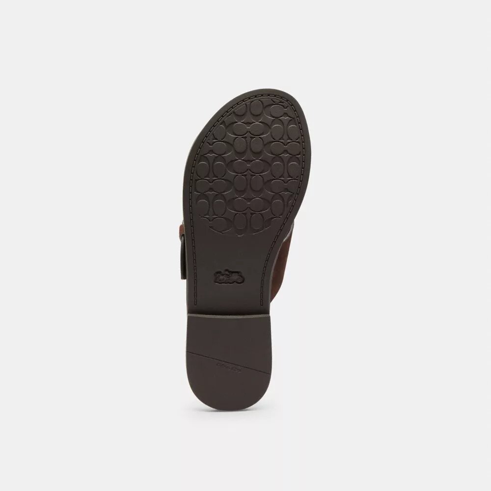 Sandaler med korsade remmar och spänne