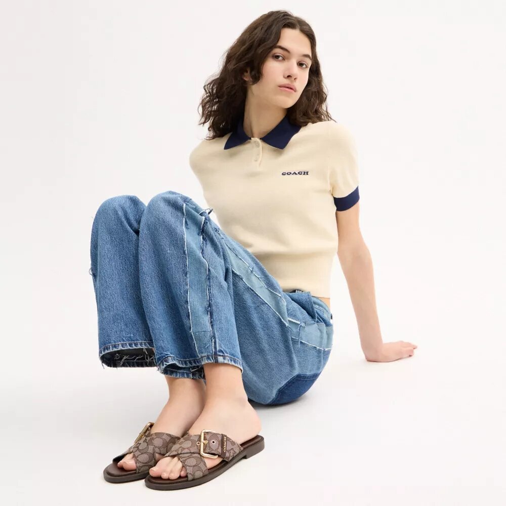 Sandaler med korsade spännen i signaturjacquard