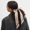 Smal silkescarf med signaturmönster