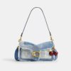 Tabby-axelremsväskor 26 med patchwork av återanvänt denim