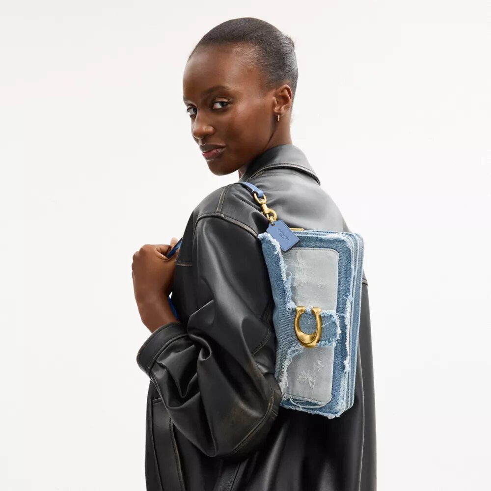 Tabby-axelremsväskor 26 med patchwork av återanvänt denim