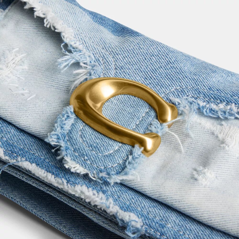Tabby-axelremsväskor 26 med patchwork av återanvänt denim