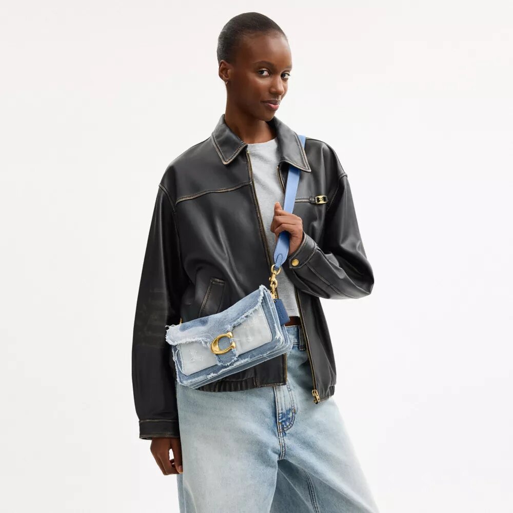 Tabby-axelremsväskor 26 med patchwork av återanvänt denim