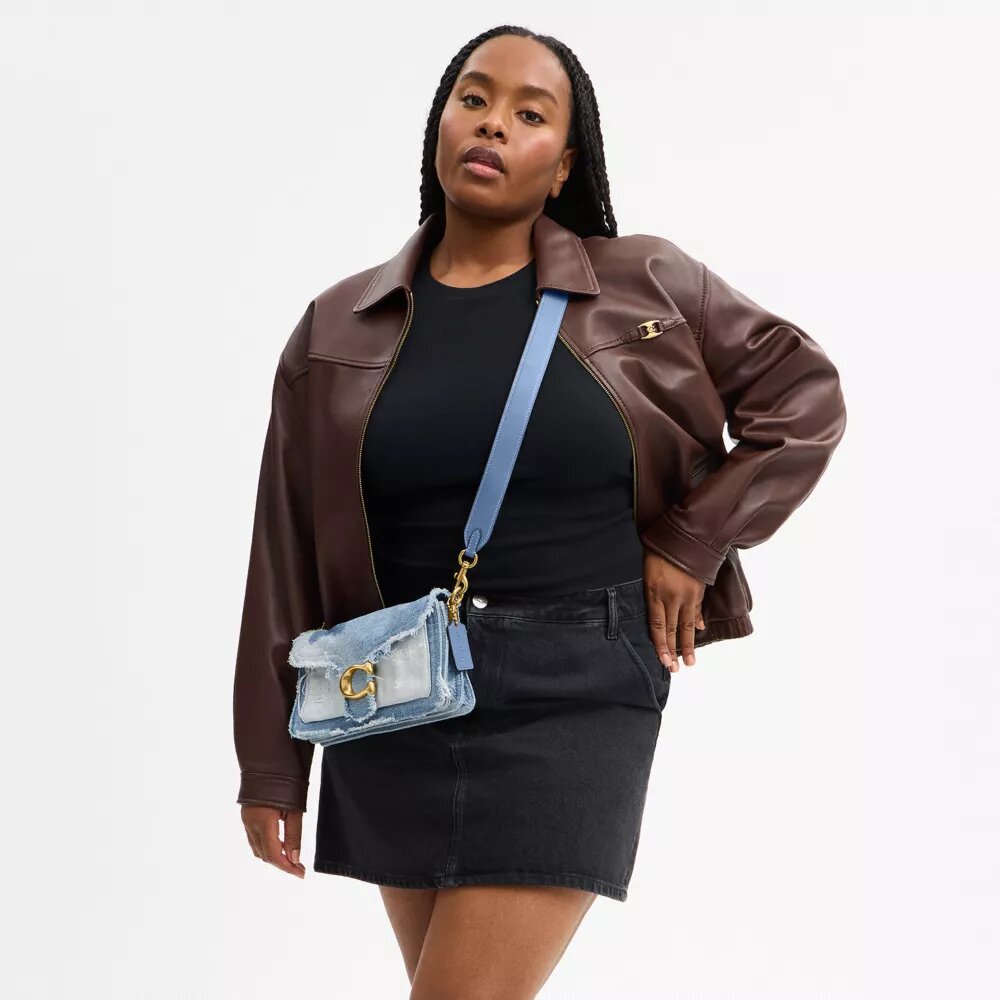 Tabby-axelremsväskor 26 med patchwork av återanvänt denim