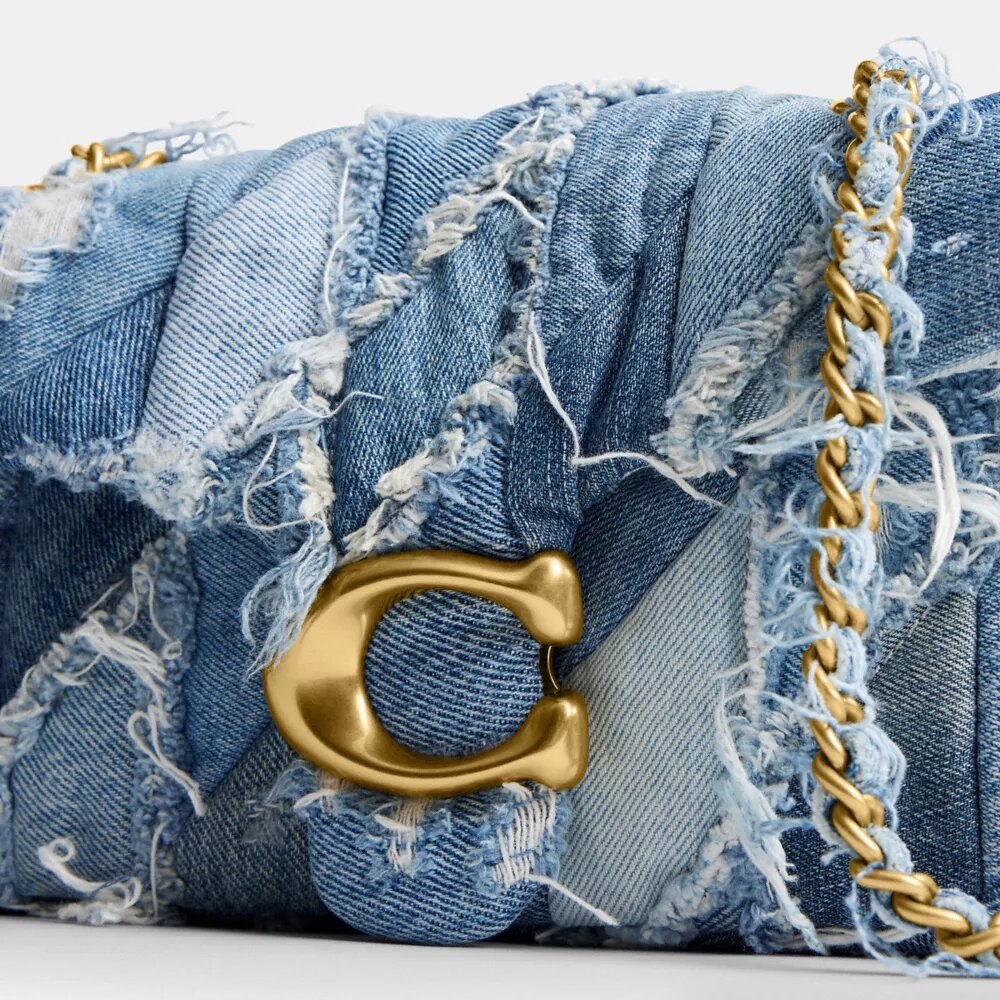 Tabby-axelremsväskor 26 med quiltning i återanvänt denim-lappverk