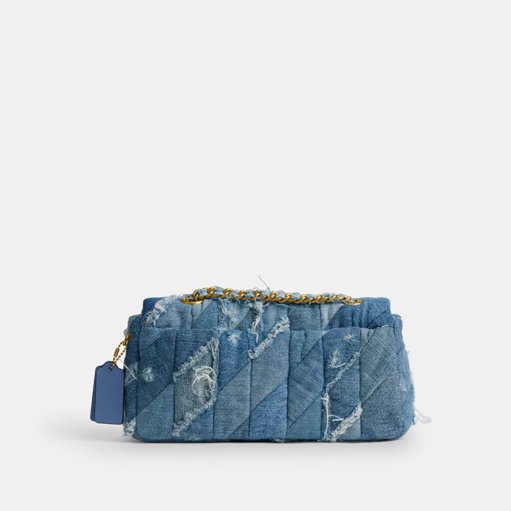 Tabby-axelremsväskor 26 med quiltning i återanvänt denim-lappverk