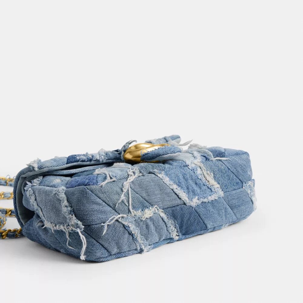 Tabby-axelremsväskor 26 med quiltning i återanvänt denim-lappverk