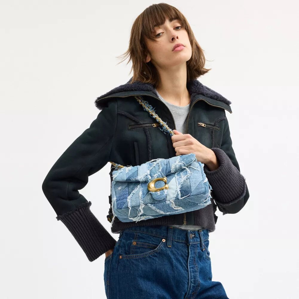 Tabby-axelremsväskor 26 med quiltning i återanvänt denim-lappverk