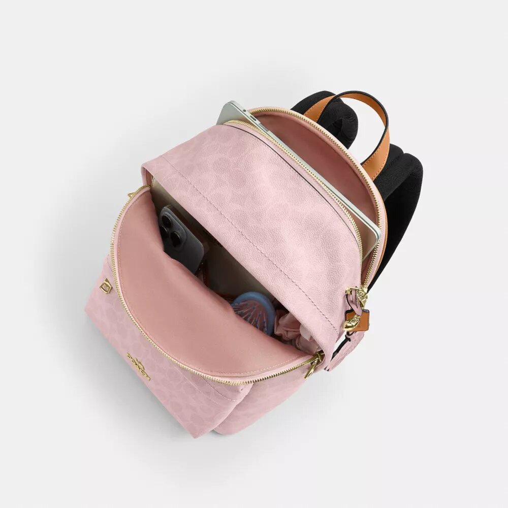 Taylor liten ryggsäck i Signature Canvas med smycken