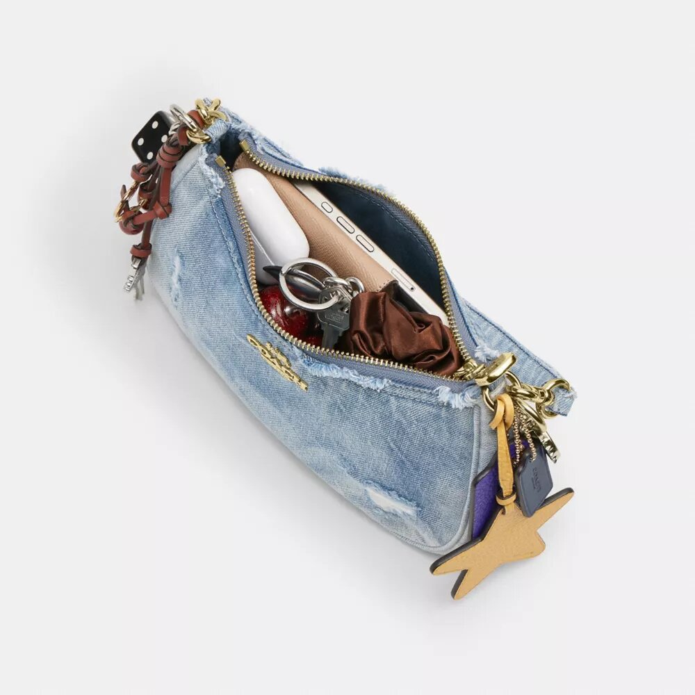 Teri axelremsväskor i sliten denim med smycken