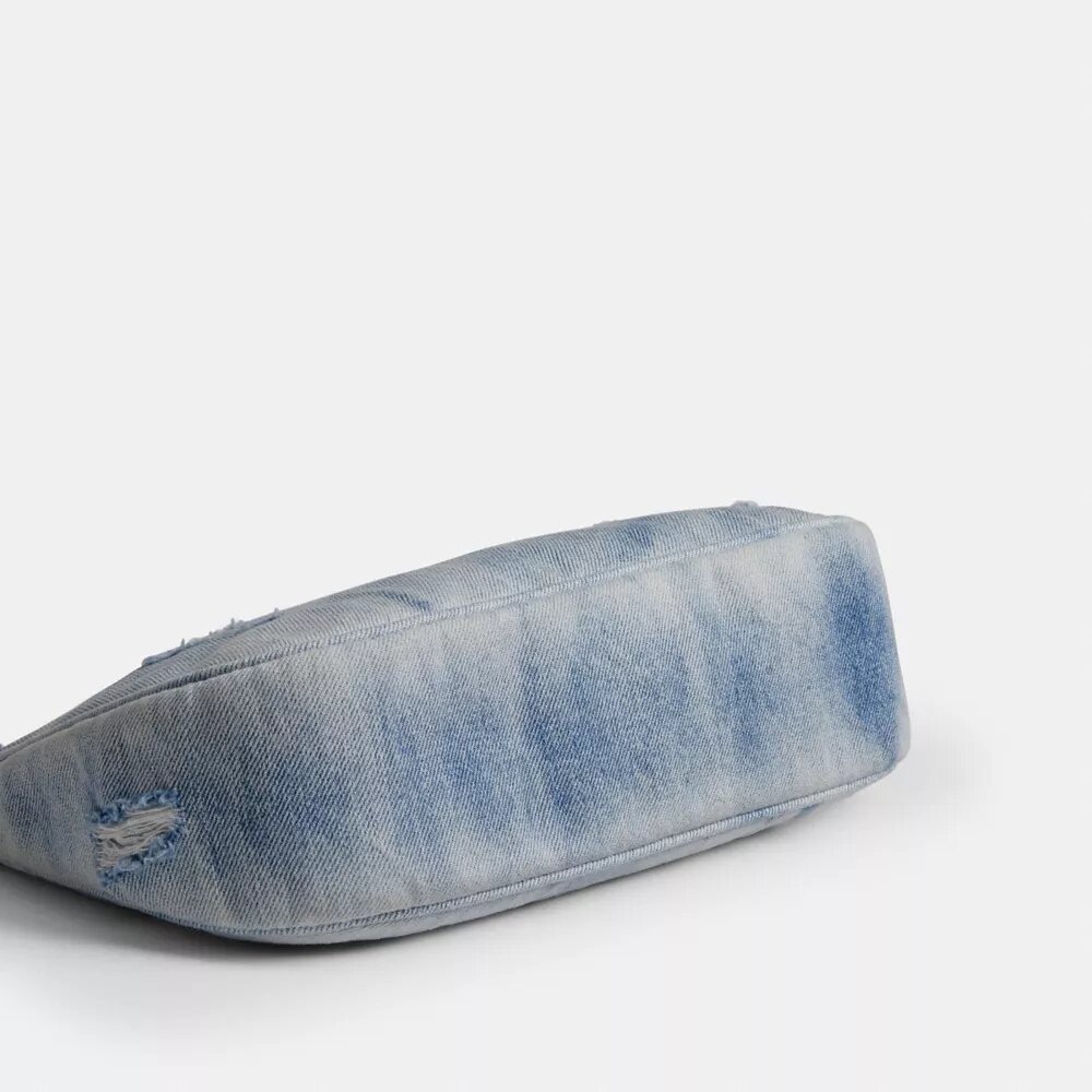 Teri axelremsväskor i sliten denim med smycken
