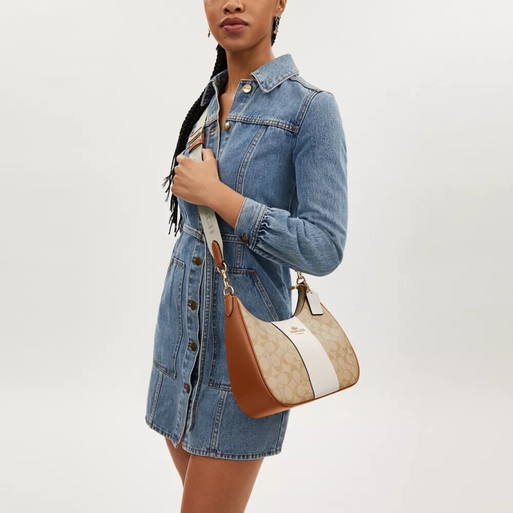 Teri Hobo-väska i Signature Canvas med rand