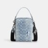 Tristan crossbody-väska 14 i den populära signaturdenimen med smycken