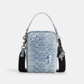 Tristan crossbody-väska 14 i den populära signaturdenimen med smycken