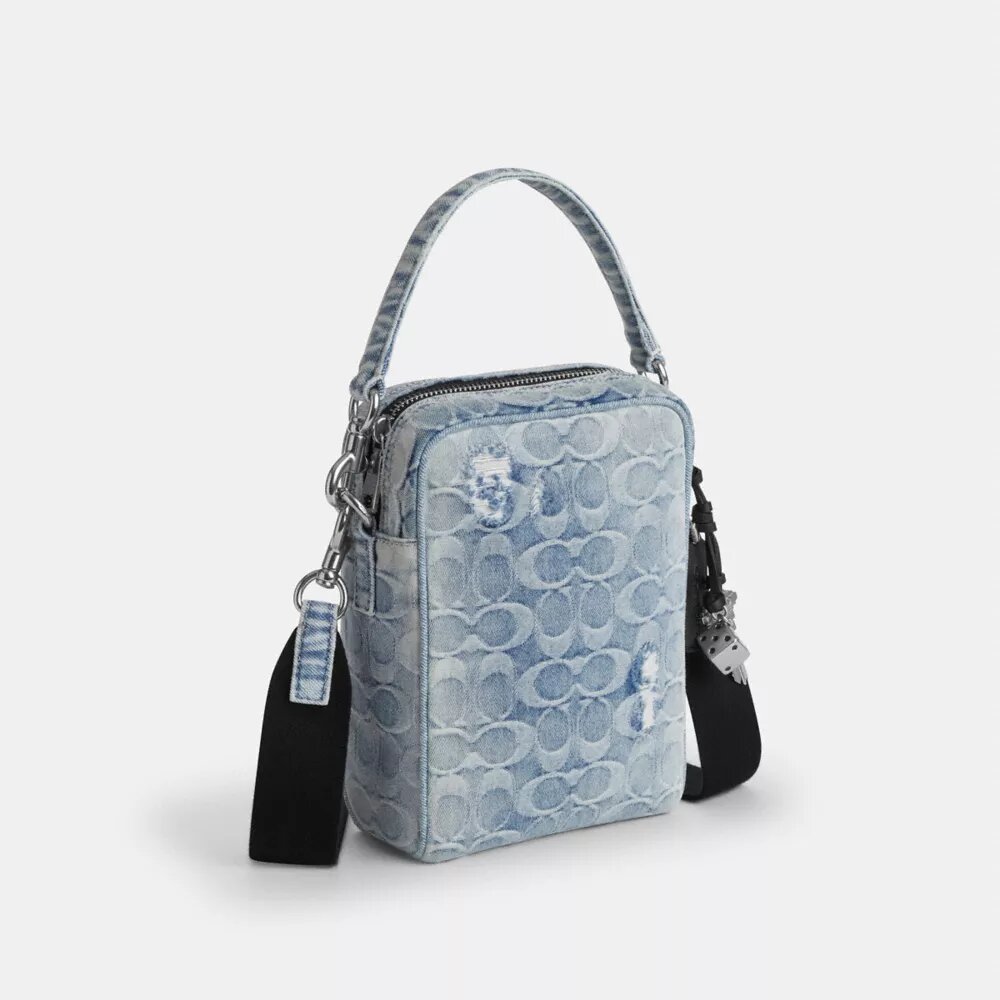 Tristan crossbody-väska 14 i den populära signaturdenimen med smycken