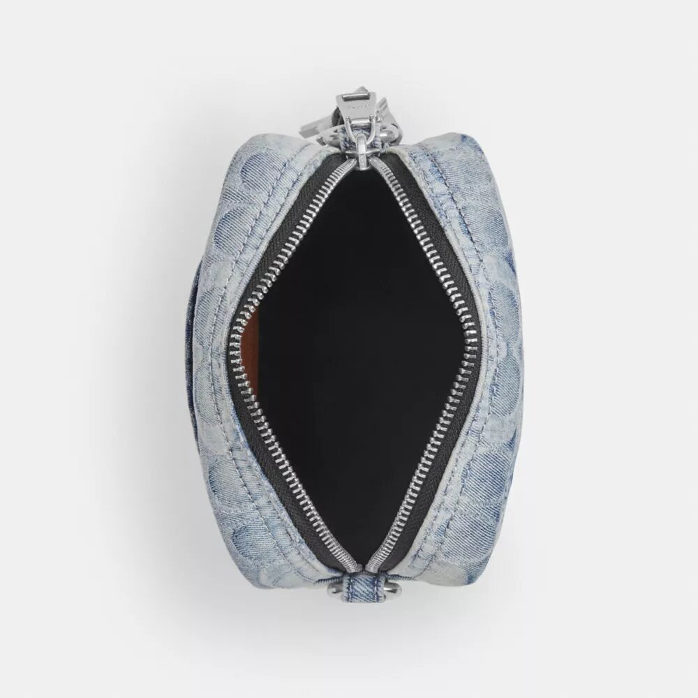 Tristan crossbody-väska 14 i den populära signaturdenimen med smycken