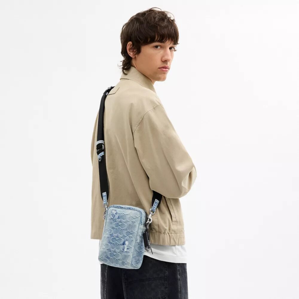 Tristan crossbody-väska 14 i den populära signaturdenimen med smycken