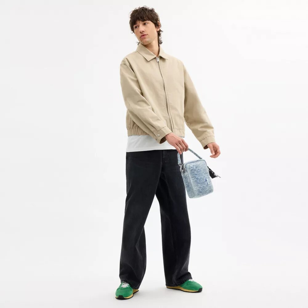 Tristan crossbody-väska 14 i den populära signaturdenimen med smycken